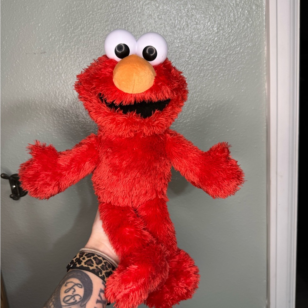 Sesame Street Tickle Me Elmo Toy Laughs Wiggles and Giggles